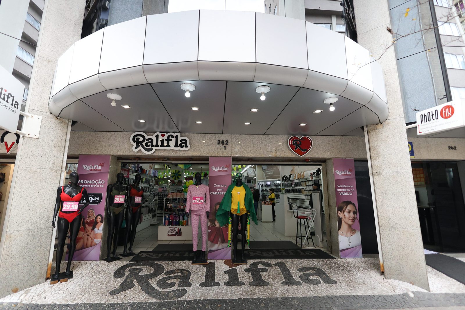 Fachada da loja Ralifla na Rua Voluntários da Pátria, Centro de Curitiba