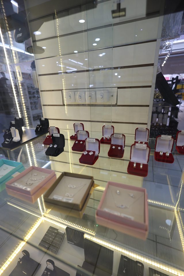 Vitrine com semijoias e acessórios Ralifla